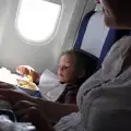 Яж само тези две ястия в самолета, ако те е грижа за тялото ти