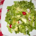 Свежа салата с авокадо и репички