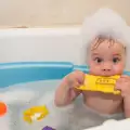 Весели игри с бебето по време на баня