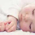 Спи ли по-добре бебето при родителите си?