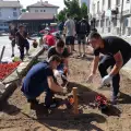 Ученици от Банско засадиха цветя по собствен проект