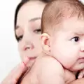 Как да държим бебето, за да се оригне