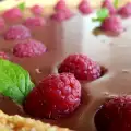 Бисквитен шоколадов тарт с малини