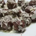 Бисквитени топчета с кондензирано мляко и шоколад