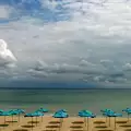 Неизвестен превзе плажа на Ахтопол, опъна чадърите