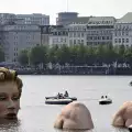 Статуя на блондинка се разположи в езерото в Хамбург