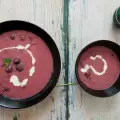 Десертна супа от боровинки с вино и кардамон