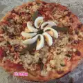 Богата домашна пица с цвете от варено яйце