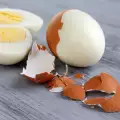 Защо трудно се белят варени яйца?