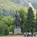 Паметникът на Христо Ботев във Враца се руши
