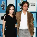 Анджелина Джоли и Брад Пит заведоха децата си във Виетнам