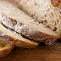Пернишко семейство откри парче асфалт в хляба си?