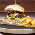 Teleći burger sa kečapom i barbikju sosom