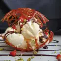 Домашен сметанов сладолед в мида от карамел