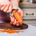 Как да обелим лесно моркови?