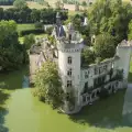 Френски замък беше осиновен от 6 500 души