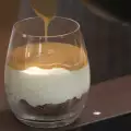 Чийзкейк в чаша със солен карамел