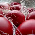 Състезание с червени яйца за Великден в Банско