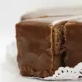 Как залить торт шоколадной глазурью?