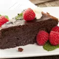 Нежна шоколадова торта без брашно
