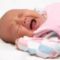 Какво да правим, когато бебето денонощно реве и не спи
