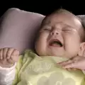 Плачът на бебетата уврежда мозъка им