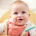 Кога никнат първите зъби на бебето?