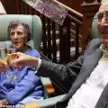 Като на кино! 80-годишен мъж се грижи за болната си от деменция съпруга
