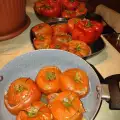 Пълнени домати с кайма и лук