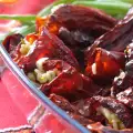 Een truc om rode paprika thuis in de herfst te drogen