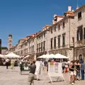 Хърватия глобява с до 300 евро туристи по бански