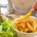 Колко калории има една порция пържени картофки?