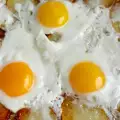 Яйца на очи по испански