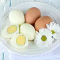 Кулинарни хитринки: Как да сварим яйце с жълтъка навън?