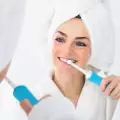 Как да имаме искрящо бели зъби