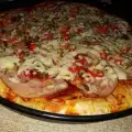 Фамилна пица с бекон и кисели краставички