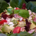 Италианска пролетна салата с фусили, бекон и авокадо