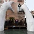 Статуя на огромни ръце във Венеция отправя важно послание