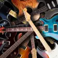 Задържаха малолетни меломани откраднали 43 китари