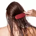 Защо спането с мокра коса е опасно за здравето?