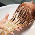 Кокосово масло в шампоана преобразява косата
