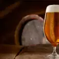Пивоварна черпи с бира за въртене на колело