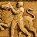 Туристи счупиха статуята на Херкулес в Кремона заради селфи
