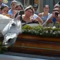 Сърцераздирателната реакция на кон, присъстващ на погребението на стопанина си
