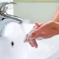Как да опазим кожата на ръцете заради честото и агресивно миене