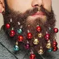 Нова мода: Коледни играчки за брада