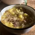 Свински гърди с кисело зеле и картофи по бански