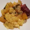 Чеснови картофи с копър и наденица на фурна