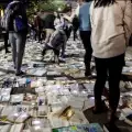Покриха с 10 000 книги улица в Торонто