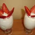 Крем в чаша с ягоди